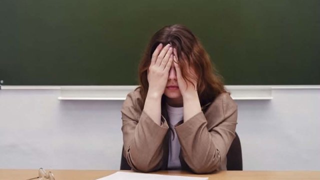 Müəllimi şantaj üçün açıq-saçıq fotolarını direktora göstərib...
