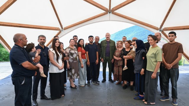 Prezident Kiçik Qaladərəsi kəndində sakinlərlə görüşdü - FOTO