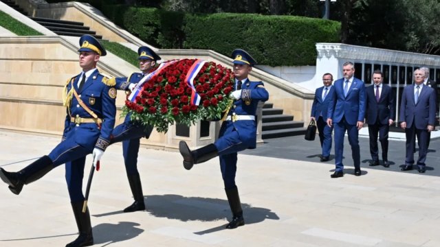 Slovakiya Prezidenti Bakıda şəhidlərin xatirəsini anıb - FOTOLAR