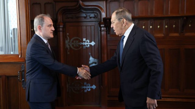 Ceyhun Bayramovla Sergey Lavrov arasında görüş başlayıb