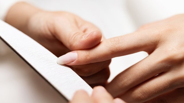 Manikür ustası barmaqları vizual olaraq uzadan dırnaq formasını açıqladı