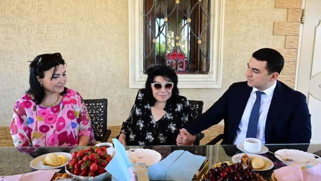 Nazir yubileyi münasibətilə Flora Kərimovanı evində ziyarət edib