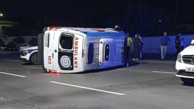 Təcili tibbi yardım maşını aşdı - 4 nəfər xəsarət aldı