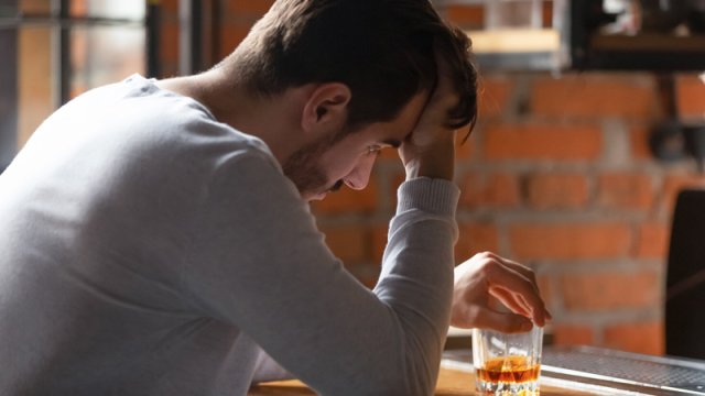 Həkim: Spirtli içkilərdən sui-istifadə alkoqol polineyropatiyasına səbəb ola bilər