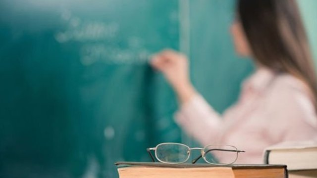 Ali təhsili olmayanlar məktəbdə necə müəllim işləyir?