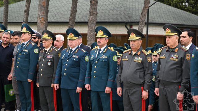 Zakir Həsənovla Elçin Quliyev generalın dəfnində - FOTO