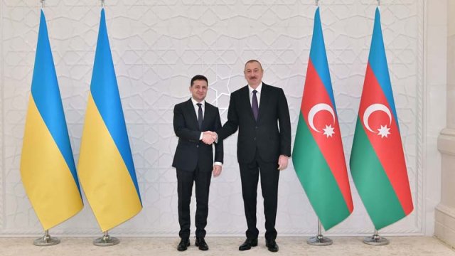 İlham Əliyev Zelenskini təbrik etdi