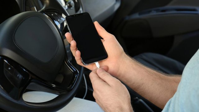 Avtomobildə telefonun yavaş şarj olmasının səbəbi açıqlandı