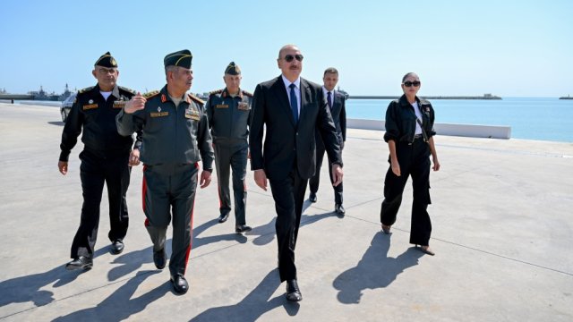 Prezident və birinci xanım Hərbi Dəniz Qüvvələrində oldu -FOTO