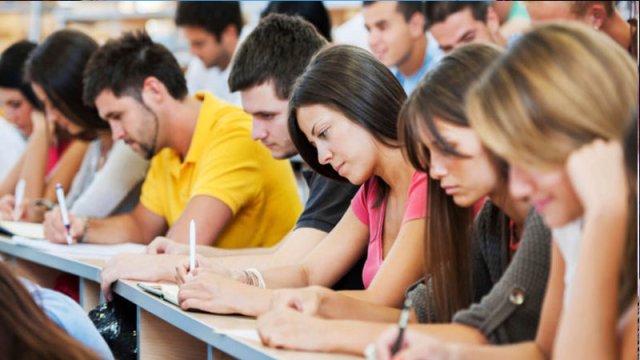 On bir il məktəb, üç il universitet: Azərbaycanda yeni təhsil modeli mümkündür?