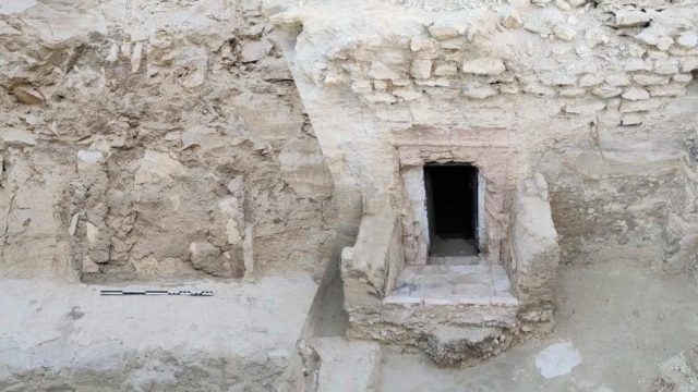 Arxeoloqlar daşqından qoruduqları məzarlıqda 3000 illik naməlum sərdabə tapdı