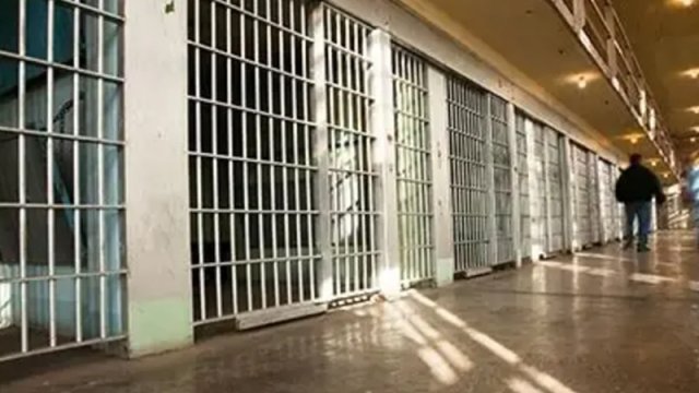 Gəlinini bıçaqlamaqda təqsirləndirilən 72 yaşlı kişi təcridxanada öldü