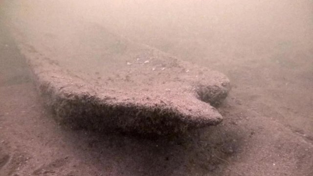 Dalğıc gölün dibində 1000 illik kanoe tapdı - Nadir tapıntının sirri