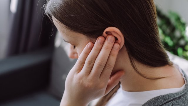 Həkim qulaqlarda küyün az bilinən səbəbini açıqladı