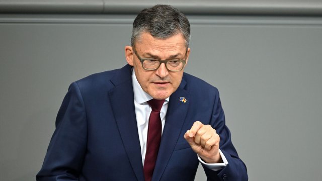 Alman deputat: "Tramp Rusiyanı gücləndirir, Avropanı zəiflədir"