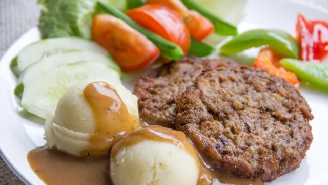 Kotletlərin yumşaq və şirəli alınması üçün qiyməyə nə əlavə etmək lazımdır?