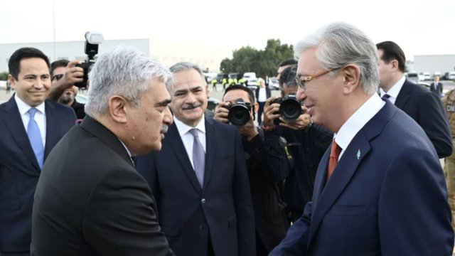 Qazaxıstan Prezidenti Azərbaycana gəldi - FOTO