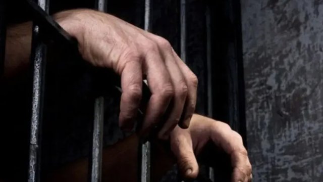 
Xırdalanda məktəbin şüşələrini sındıran şəxs həbs edildi