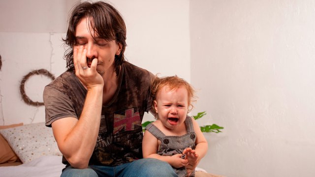 Uşaq doğulduqdan sonra atalarda depressiya yarana bilər - Psixoloq səbəbləri açıqladı