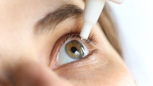 Göz ağlarını ağardan damcılar təhlükə yarada bilər - Həkimdən xəbərdarlıq