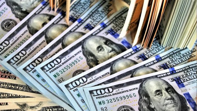 
Əhalinin dollara marağı azalır: Valyuta bazarında nə baş verir?
